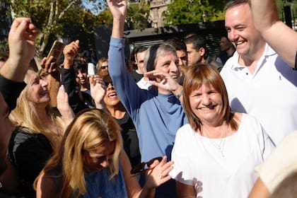 Bullrich de campaña junto a los libertarios