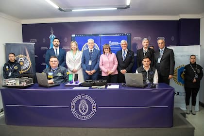 Bullrich estuvo acompañada por estuvo acompañada por la secretaria de Seguridad Nacional, Alejandra Monteoliva; el director de Ciberdelito, Santiago González Bellengeri; el jefe de la PFA, Alejandro Rolle; el director del DFI, Pascual Bellizzi y el director del Departamento Federal de Coordinación (DFC), Marcelo Farías.