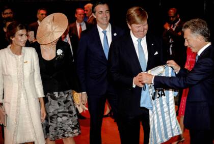 Bullrich junto a la pareja presidencial y los reyes Máximo y Guillermo