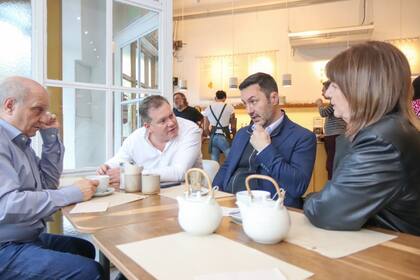 Bullrich junto a Petri, Lombardi y Arenaza, en un café en el barrio porteño de Recoleta