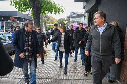 Bullrich, junto a Pilar Ramírez y Juan Pablo Arenaza durante una caminata por Lugano