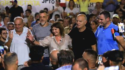Bullrich, junto con Kravetz y Grindetti durante la campaña de 2023