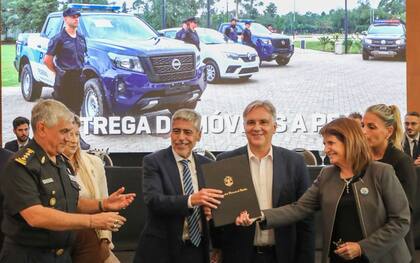 Bullrich participó en Córdoba de una reunión por la ley antibarras y se mostró con dirigentes locales.