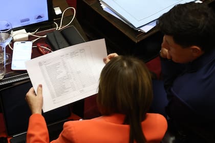Bullrich revisa la lista de oradores