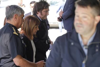 Bullrich y Milei en el departamento de Polícia