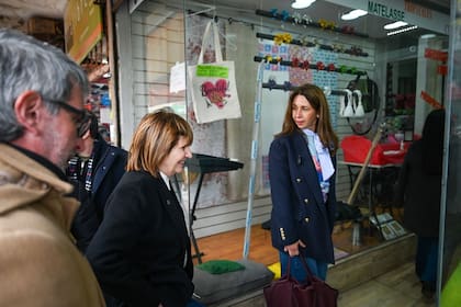 Bullrich y Pilar Ramírez recorrieron comercios de Villa Lugano, pero mantuvieron distancia durante buena parte de la actividad