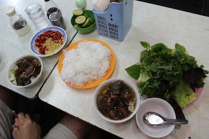Bun cha, clásico plato vietnamita, en un puesto callejero