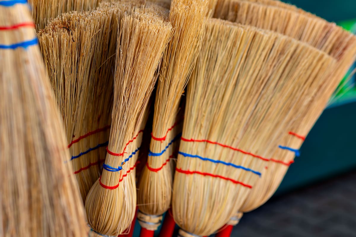 El desconocido origen de las escobas y cómo toman su particular color