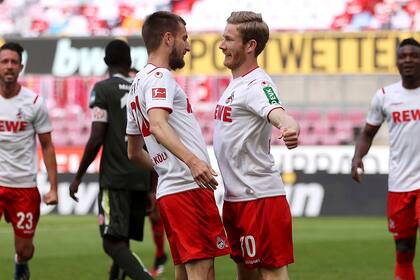 Sin abrazos: Florian Kainz y Dominick Drexler festejan el primer gol de Colonia