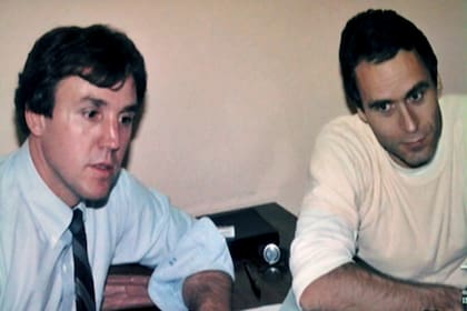 Bundy y un investigador del FBI durante un interrogatorio.