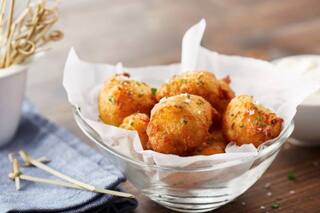 Buñuelos de merluza con hierbas y pimentón