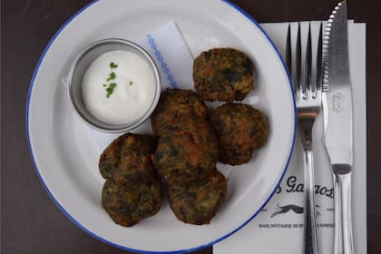 Buñuelos de acelga con emulsión de ajo, de Los Galgos