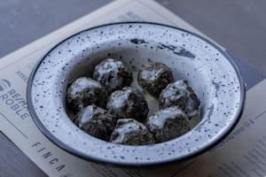 Buñuelos de espinaca y acelga con salsa cremosa de provolone