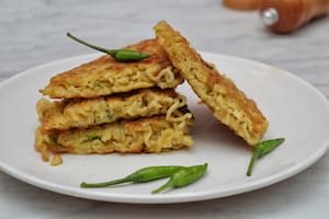 Buñuelos de espagueti con zapallito y chorizo