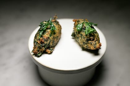 Buñuelos de hoja de remolacha en mayonesa de pera y limón