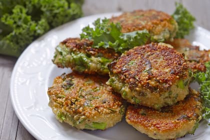 Buñuelos de quinoa con salsa verde.