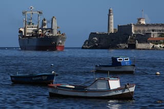 Buque comercial con ayuda de México y Uruguay arriba a La Habana
