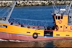 Rescataron a los ocho tripulantes de un pesquero que se hundió frente a San Clemente