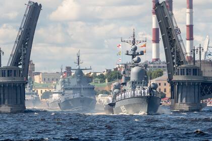 Buques de guerra rusos navegan en el río Neva durante el desfile del Día de la Marina en San Petersburgo el 26 de julio de 2020