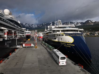 Buques en el Puerto de Ushuaia, Tierra del Fuego.