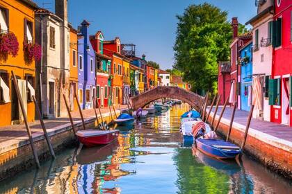 Burano es famosa por sus encajes pero aún más por su colorido