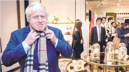 Burberry enlistó a Boris Johnson, alcalde de Londres, para acompañar al presidente ejecutivo de la casa en la inauguración de un local en Tokio.