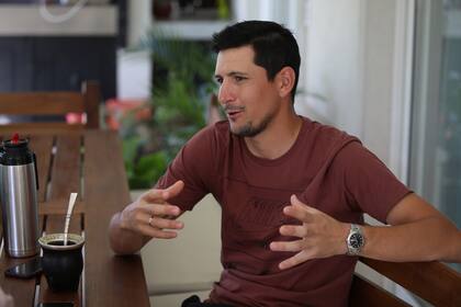 Burdisso, a los 31 años, se aferra a la vida familiar y al golf, mientras espera el alta definitiva