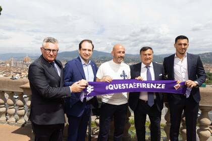 Burdisso, una de las caras importantes de Fiorentina; de izquierda a derecha, el directivo Daniele Pradè, Giuseppe Commisso (hijo del dueño del club, Rocco Commisso), el entrenador Vincenzo Italiano, y Giuseppe Barone, el director general