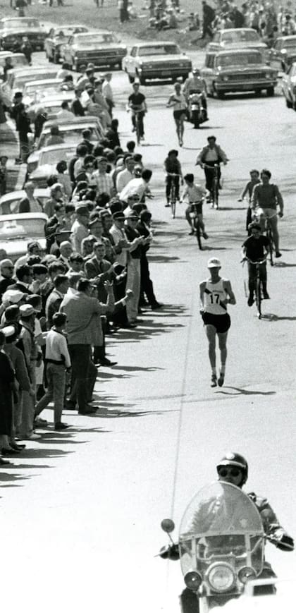 Burfoot rumbo a su triunfo en el maratón de Boston de 1968