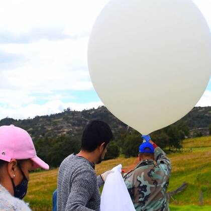 Burgos Sarmiento está a punto de largar el globo meteorológico que lleva la caja con la cámara a las alturas