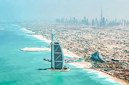 Burj Al Arab y Ciudad de Dubái en el horizonte.