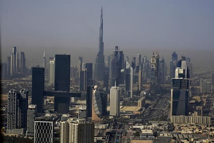 Burj Khalifa, el edificio más alto del mundo, sobresale en el horizonte de Dubai (AP Photo/Jon Gambrell)
