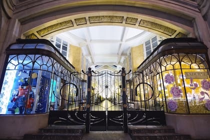 burlington-arcade-de-londres-otro-paseo-techado-QL4R4PGI4ZE55LQW33AZ5IXG2Y Calles techadas: Argentina tiene la única de América Latina, se inauguró hace 60 años y se destaca por su peculiaridad