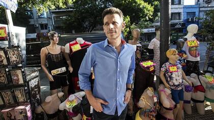 Burman pasará de las liquidaciones del Once entre las que transcurría su último film a la alta costura de Edha