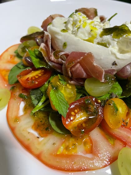 Burrata con tomates y jamn crudo.