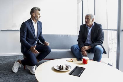 Burruchaga y Goycochea presentes en la visita de la Copa del Mundo en Argentina.