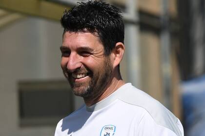 Burstein llegó a la pequeña nación de Medio Oriente en 1995 y se quedó, a gusto por considerarlo un lugar seguro.