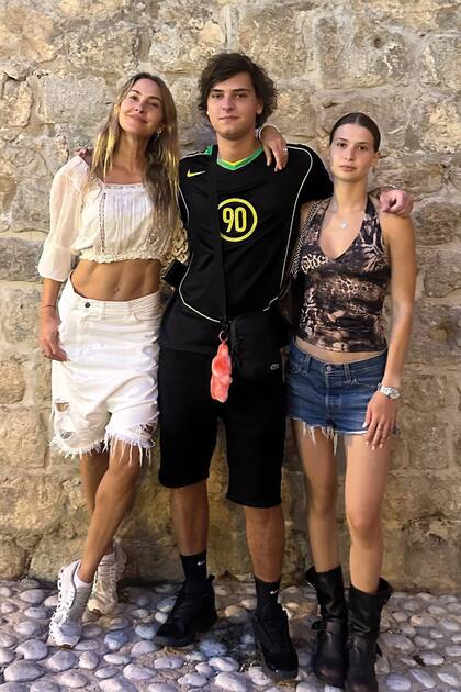 Bursten, ex modelo y empresaria, viajo a las islas Baleares con sus hijos Bursten en Ibiza, con sus hijos Stefano (20) y Francesca Ribero (23)