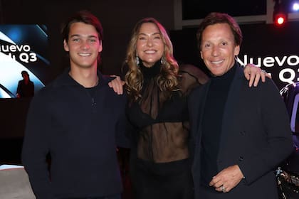 Bursten junto a Tiziano y Alejandro Gravier, quienes también dijeron presente para conocer el nuevo modelo de esta lujosa marca de vehículos, en Pilar