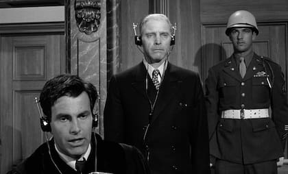 Burt Lancaster interpretó a un juez juzgado por sus sentencias durante el nazismo. Era un papel destinado a Laurence Olivier pero el actor inglés declinó para casarse con su segunda esposa