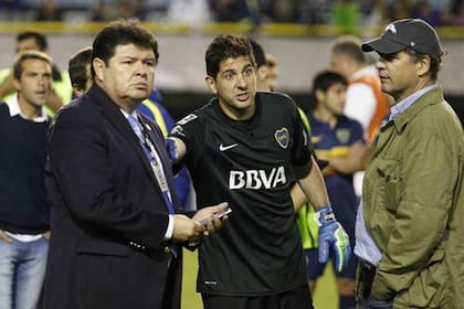 Burzaco, junto con Orion y el veedor de Conmebol, durante el escándalo en el supeclásico