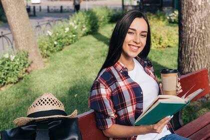 Busca apoyar a jóvenes con dificultades financieras y migratorias