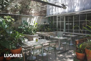 El nuevo restaurante en un patio símil vivero que sirve raciones y platitos