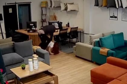 Buscan a un peligroso delincuente que atacó a la empleada de una mueblería.