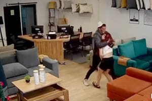 Buscan a un peligroso delincuente que atacó a la empleada de una mueblería