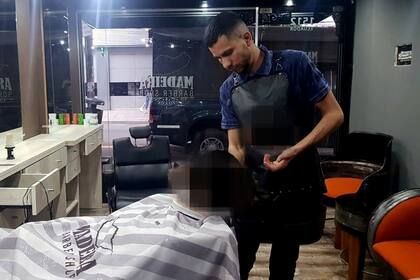 Buscan a un peluquero venezolano acusado de asesinar de 20 puñaladas a su pareja en Flores.