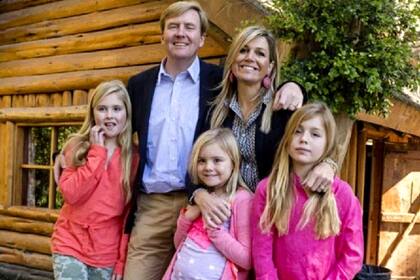 Máxima y Guillermo de Países Bajos junto a sus hijas Catalina-Amalia, Alexia y Ariane en Villa La Angostura