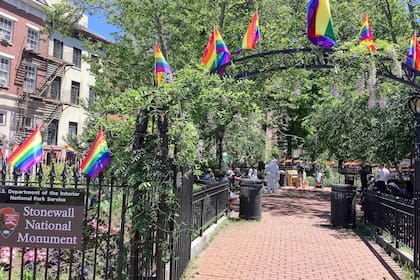 Buscan proteger la bandera del orgullo en el Monumento Nacional Stonewall