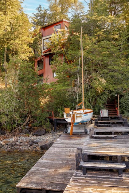 Buscaron que la casa tuviera un bajo impacto visual. “Siento la necesidad de que la arquitectura juegue en un plano humilde frente al paisaje”, comparte José.
