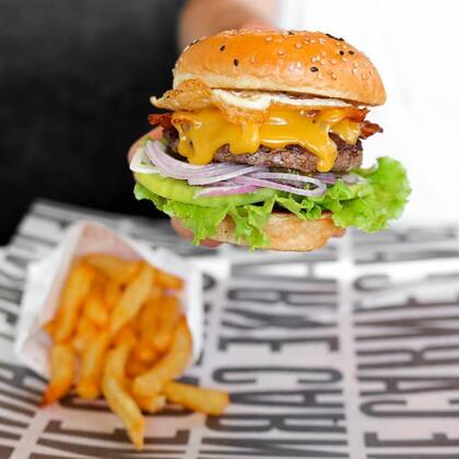 ¿Buscás hamburguesas con los mejores ingredientes? Encontralas en Carne.